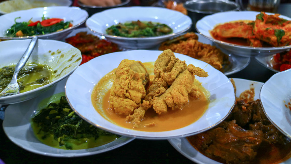 5 Trik Mengakali Kalori Nasi Padang yang Lumayan Tinggi. Bisa Makan Enak Tanpa Takut Buncit