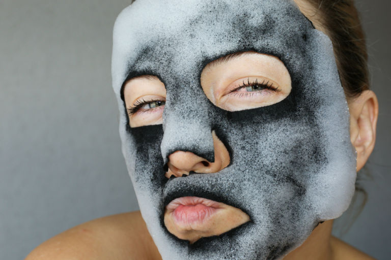 7 Aturan Pakai Masker Wajah yang Benar Sesuai Jenisnya. Kalau Ngasal