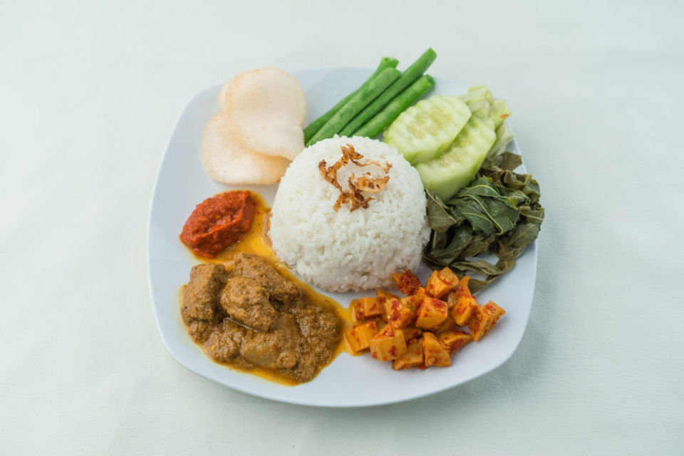 5 Trik Mengakali Kalori Nasi Padang yang Lumayan Tinggi. Bisa Makan Enak Tanpa Takut Buncit