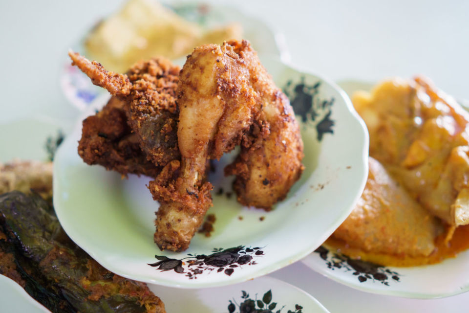 5 Trik Mengakali Kalori Nasi Padang yang Lumayan Tinggi. Bisa Makan Enak Tanpa Takut Buncit