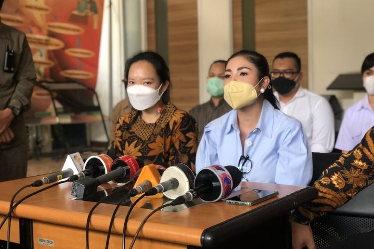 Beberkan Bukti KDRT yang Dilakukan Suami, Nindy Ayunda Menangis: Anak-anak dan Mendiang Ayah Tahu