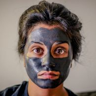 7 Aturan Pakai Masker Wajah yang Benar Sesuai Jenisnya. Kalau Ngasal, Kulitmu Bakal Cepat Tua