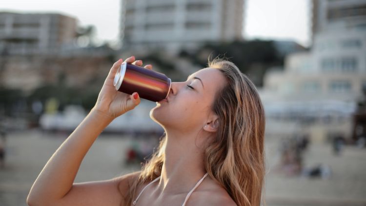 7 Alasan Mesti Lekas Kurangi Konsumsi Minuman Soda, Efeknya Nggak Cuma Bikin Gemuk Ternyata!