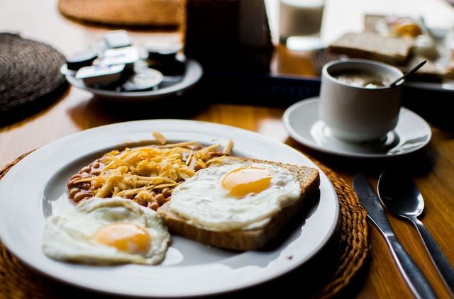 #PuisiHipwee Makan Lewat Pukul Enam Sore