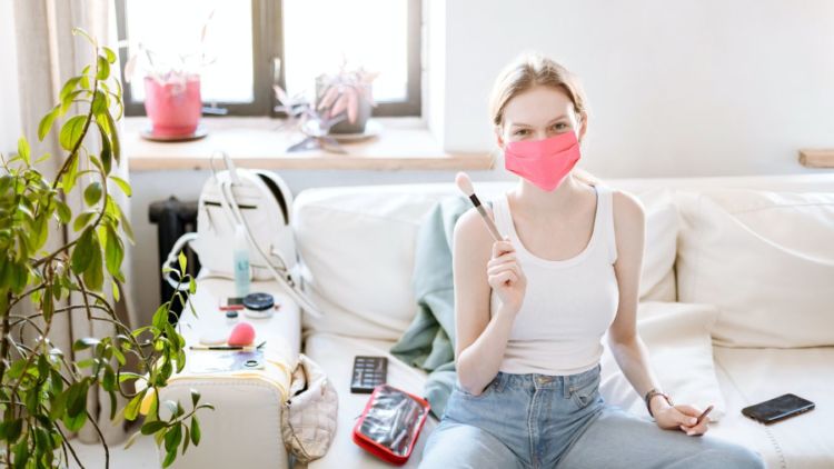 4 Trik Paling Jitu Jaga Makeup Kamu Tetap On Meski Pakai Masker Berjam-jam. Ada Rahasianya!