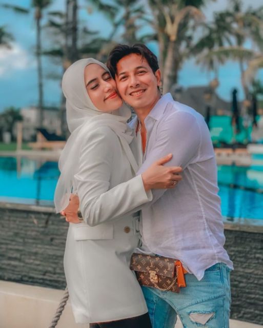Serasi Banget, 13 Artis ini Berjodoh dan Menikah dengan Pasangan yang Berdarah Arab 28 Serasi Banget, 13 Artis ini Berjodoh dan Menikah dengan Pasangan yang Berdarah Arab
