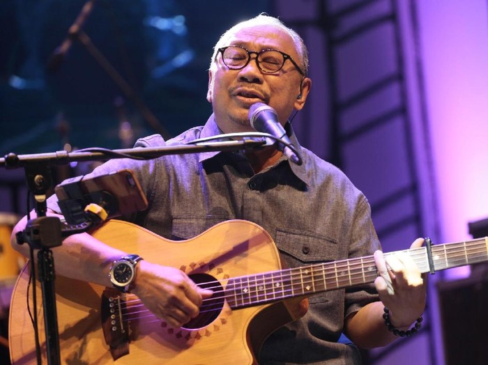 Menguak Misteri Siapa Sosok Camelia pada Lagu-Lagu Ebiet G. Ade. Ternyata Begini Ceritanya
