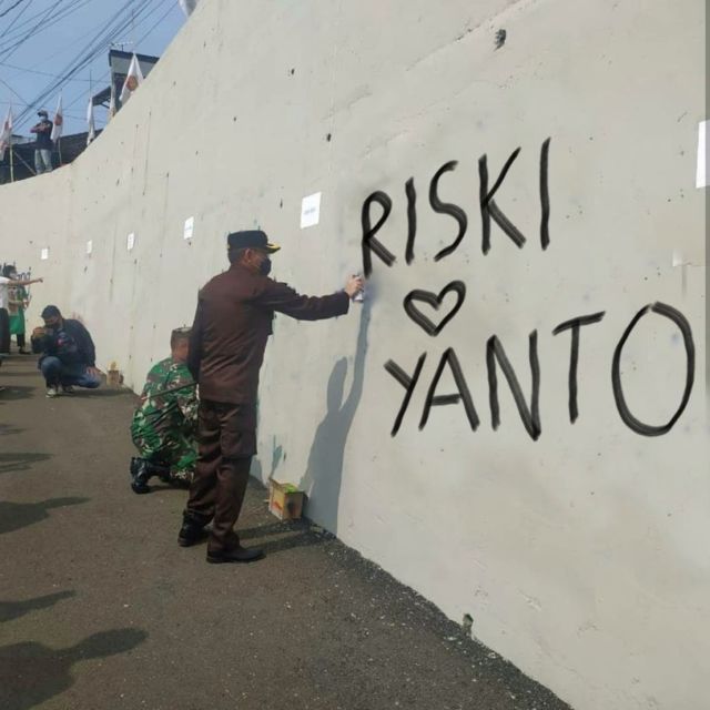11 Meme Kocak ini Muncul Setelah Viral Foto Pejabat Hingga TNI 'Hias' Jembatan Kedungkandang Malang 33 11 Meme Kocak ini Muncul Setelah Viral Foto Pejabat Hingga TNI 'Hias' Jembatan Kedungkandang Malang