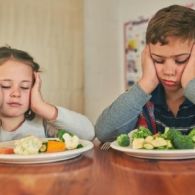 5 Trik Untuk Bunda Agar Si Kecil Mau Makan Sayur dan Buah. Harus Kreatif dan Jangan Dipaksa!
