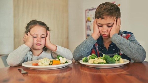 5 Trik Untuk Bunda Agar Si Kecil Mau Makan Sayur dan Buah. Harus Kreatif dan Jangan Dipaksa!