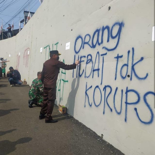 11 Meme Kocak ini Muncul Setelah Viral Foto Pejabat Hingga TNI 'Hias' Jembatan Kedungkandang Malang 23 11 Meme Kocak ini Muncul Setelah Viral Foto Pejabat Hingga TNI 'Hias' Jembatan Kedungkandang Malang