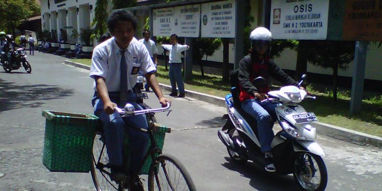 Kenangan Sekolah Sambil Jualan; Perjuangan Anak Sekolahan Zaman Dulu