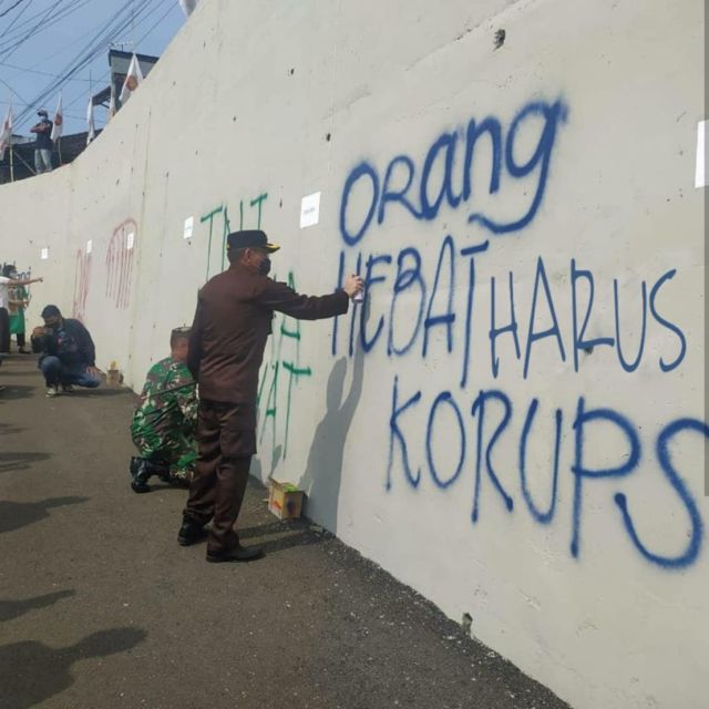 11 Meme Kocak ini Muncul Setelah Viral Foto Pejabat Hingga TNI 'Hias' Jembatan Kedungkandang Malang 24 11 Meme Kocak ini Muncul Setelah Viral Foto Pejabat Hingga TNI 'Hias' Jembatan Kedungkandang Malang