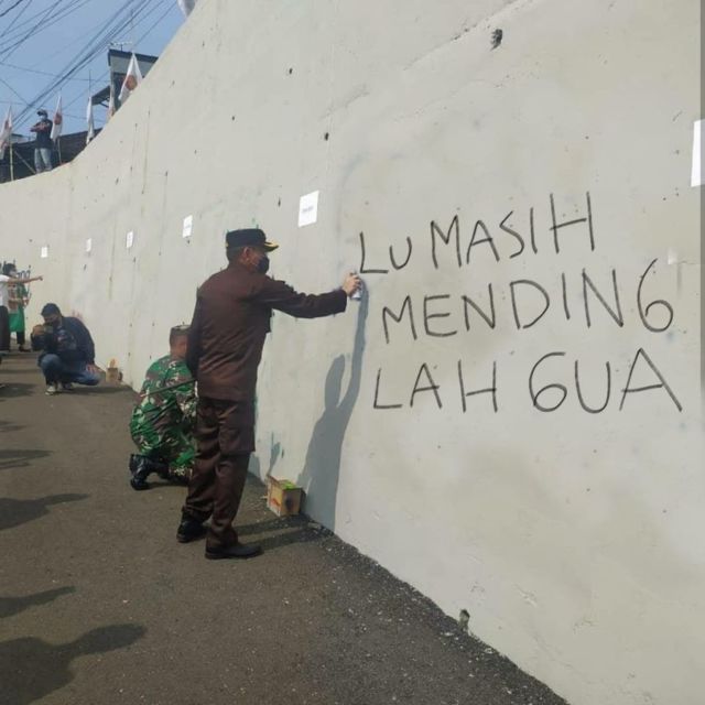11 Meme Kocak ini Muncul Setelah Viral Foto Pejabat Hingga TNI 'Hias' Jembatan Kedungkandang Malang 27 11 Meme Kocak ini Muncul Setelah Viral Foto Pejabat Hingga TNI 'Hias' Jembatan Kedungkandang Malang