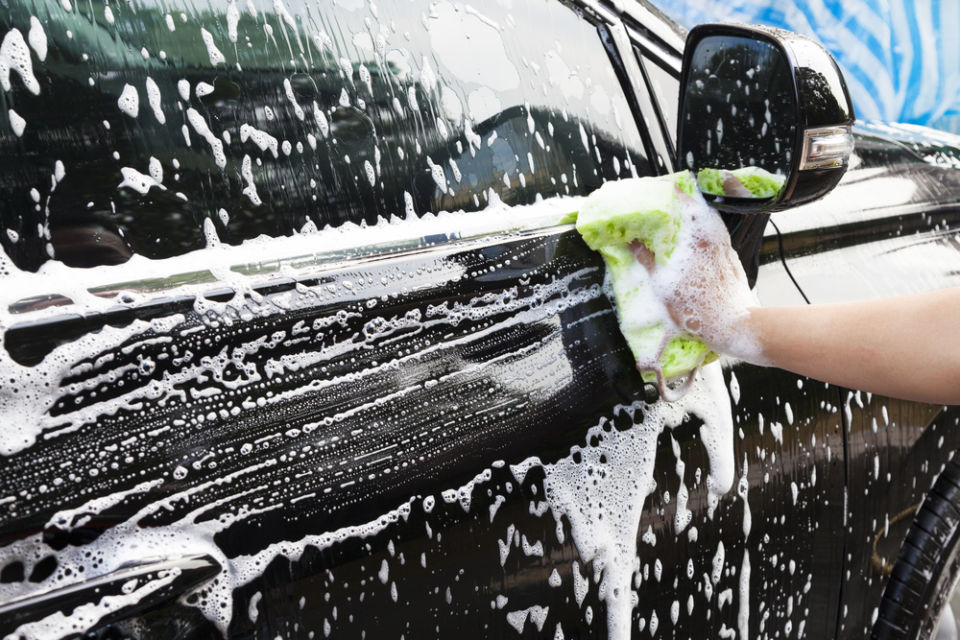 7 Tips yang Harus Kamu Ingat Kalau Pengin Cuci Mobil Sendiri. Bisa-bisa Aja Kok Kinclong~