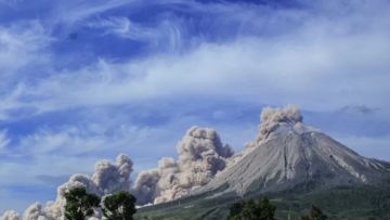 Muntahkan Awan Panas Sejauh 1000 Meter, Masyarakat Sekitar Gunung Sinabung Diimbau Gunakan Masker