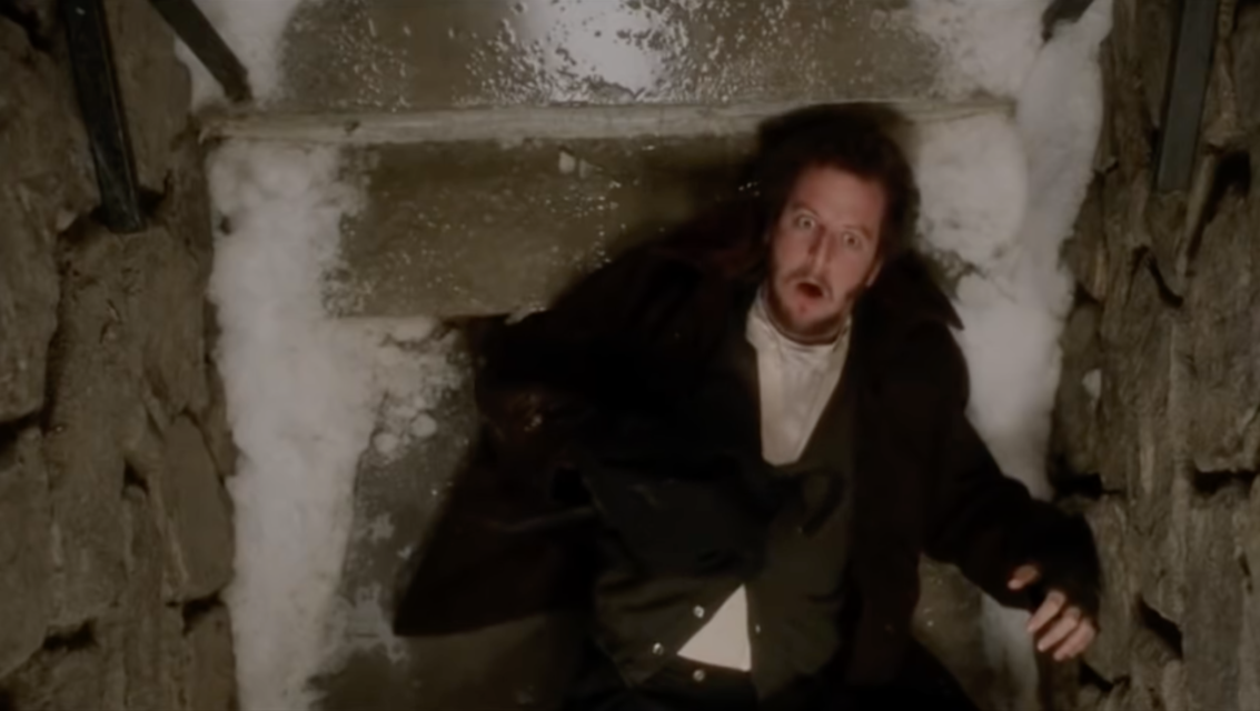 Menakar 5 Adegan yang Seharusnya Bikin Dua Penjahat dalam Film Home Alone Alami Cedera Serius 12 Menakar 5 Adegan yang Seharusnya Bikin Dua Penjahat dalam Film Home Alone Alami Cedera Serius