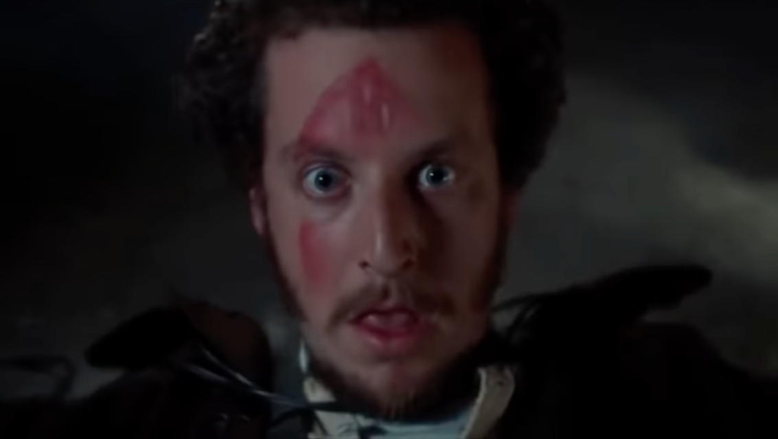 Menakar 5 Adegan yang Seharusnya Bikin Dua Penjahat dalam Film Home Alone Alami Cedera Serius 13 Menakar 5 Adegan yang Seharusnya Bikin Dua Penjahat dalam Film Home Alone Alami Cedera Serius
