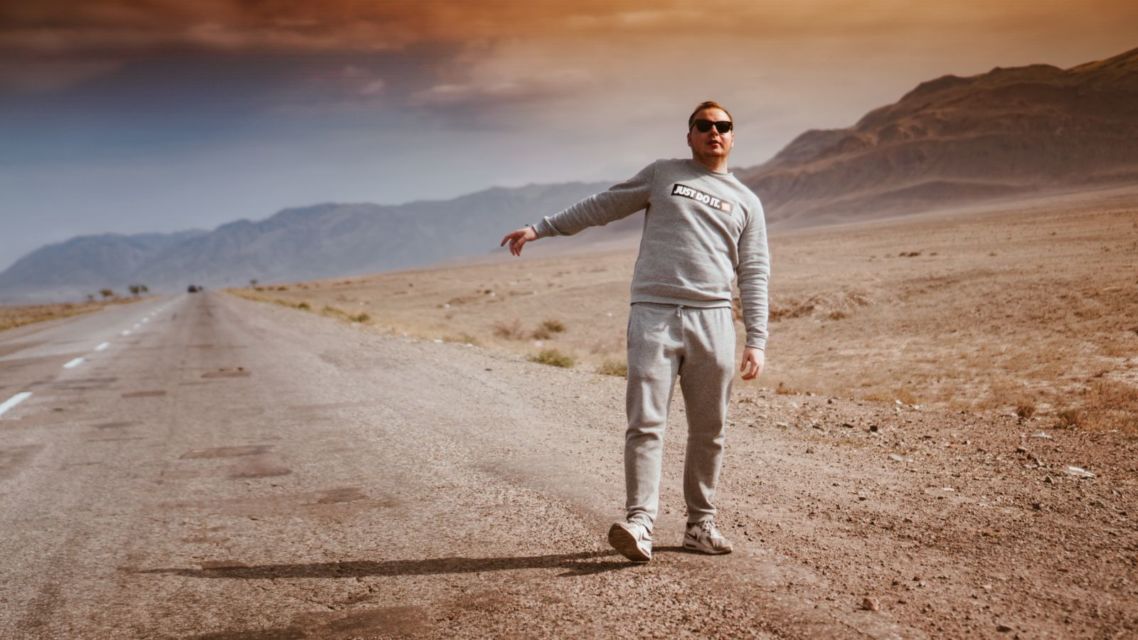 Traveling itu Nggak Mahal! Yuk Kenalan sama Hitchhiking, Kamu Bisa Traveling Modal Dengkul sama Jempol doang!
