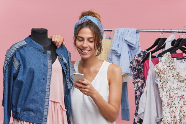 5 Jenis Outer yang Wajib Ada di Antara Koleksi Fashion Para Wanita