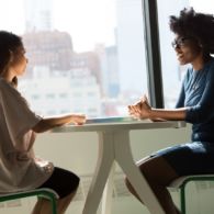 Menggunakan Komunikasi Non-Verbal Dengan Teman