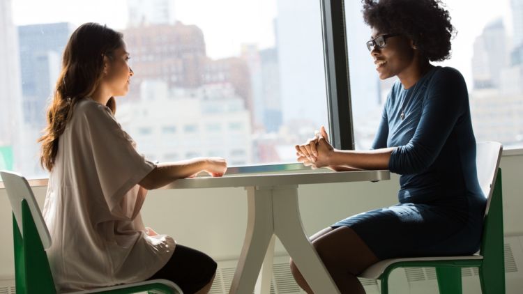 Menggunakan Komunikasi Non-Verbal Dengan Teman