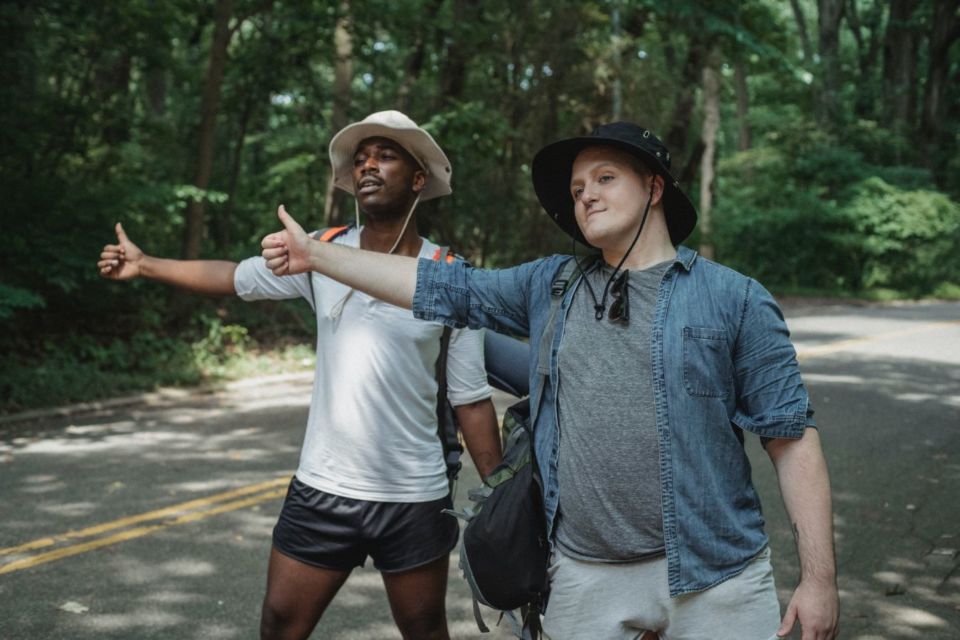 Traveling itu Nggak Mahal! Yuk Kenalan sama Hitchhiking, Kamu Bisa Traveling Modal Dengkul sama Jempol doang!