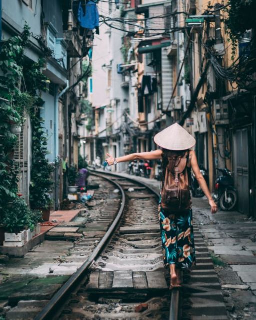 Traveling itu Nggak Mahal! Yuk Kenalan sama Hitchhiking, Kamu Bisa Traveling Modal Dengkul sama Jempol doang!