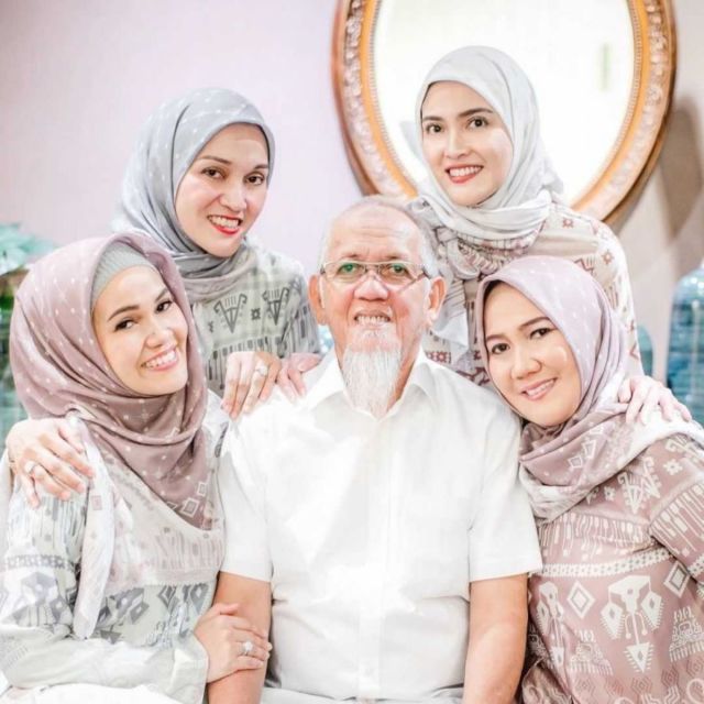 10 Artis yang Beda Agama dengan Kakak-Adik Kandung. Saling Menghargai