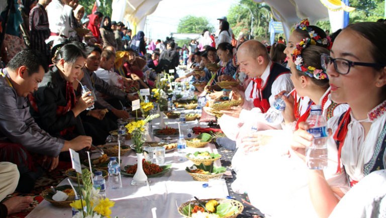 8 Tradisi Makan-Makan Bersama yang Ada di Indonesia, Kamu Pernah Coba yang Mana?