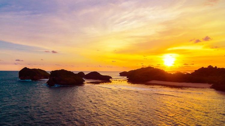 5 Rekomendasi Wisata Alam di Pacitan. Pantai dan Goanya Dijamin Menenangkan!