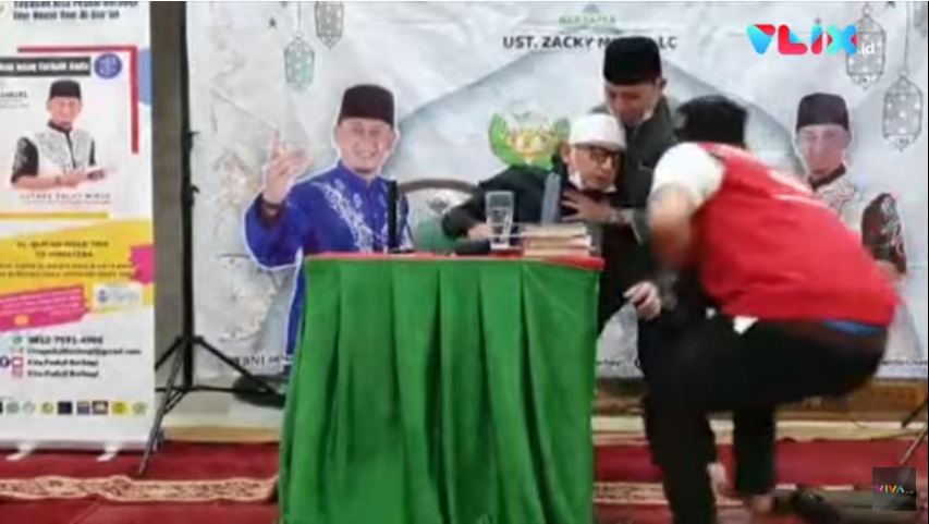 Ambruk Saat Pimpin Zikir, Istri Bantah Kabar Ustaz Zacky Mirza Meninggal. Kini dalam Masa Pemulihan