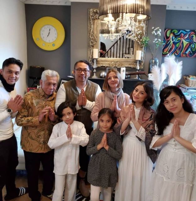 Momen 10 Artis yang Lebaran di Luar Negeri. Tetap Enjoy Meski Beda Suasana dan Jauh dari Kerabat