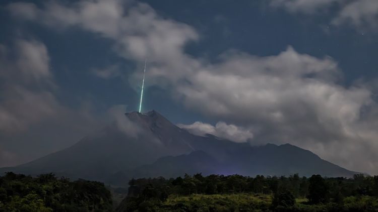 Heboh Kilatan Cahaya yang Diduga Meteor Jatuh di Puncak Gunung Merapi, Begini Tanggapan Ahli