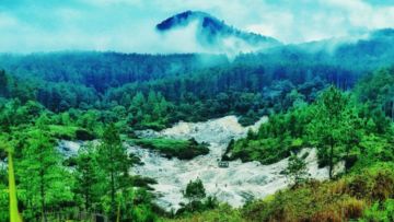 Kawah Putih Dikelilingi Hutan Hijau, Pesona Karaha Bodas di Tasikmalaya yang Belum Begitu Populer