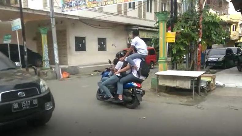 Ngaku Kalau Jenis Motormu Paling Enak buat Boncengan? Pasti Belum Pernah Lihat Foto-Foto ini~
