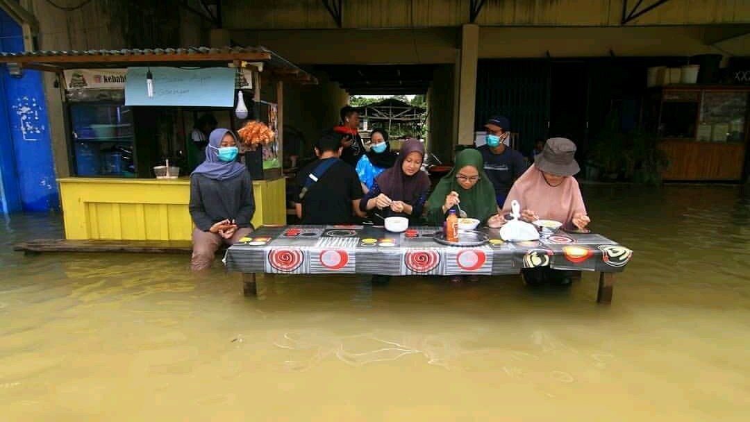 10 Lokasi Warung Absurd yang Bikin Gagal Fokus. Bikin Pembeli Bingung dan Mikir Dua Kali