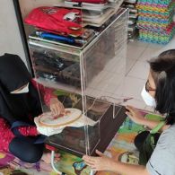 Pembatas Akrilik Puzzle Terobosan Baru Tangani Penyebaran Virus COVID-19 di Rumah Langit Surabaya