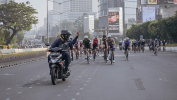 Viralnya Foto Pemotor Acungkan Jari Tengah di Jalan. Wagub DKI Beri Peringatan ke Pesepeda