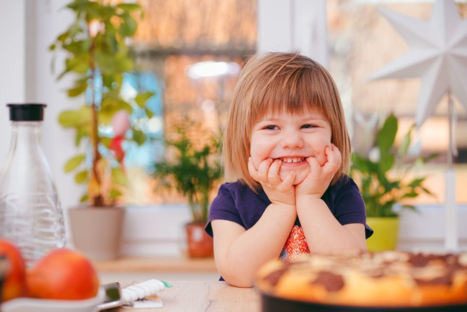 6 Hal Berharga yang Tanpa Sadar Diajarkan Anak ke Orangtuanya. Baca, Yuk!