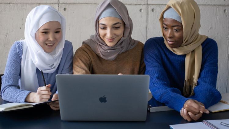 Perbedaan Jilbab dan Khimar dalam Islam