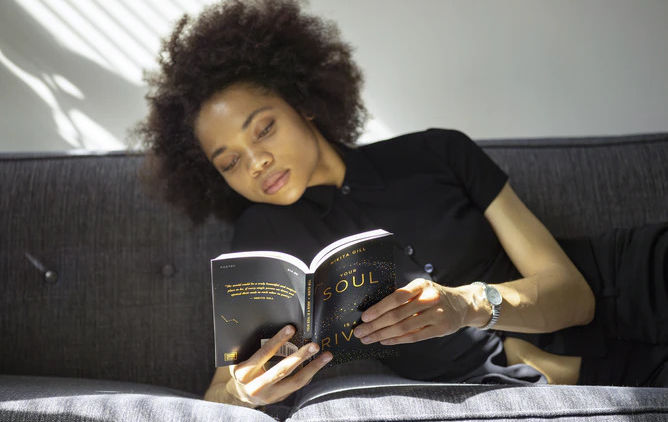 5 Rekomendasi Novel yang Cocok Dibaca Saat Bersantai. Ceritanya Ringan Tapi Tetap Mengasah Otak