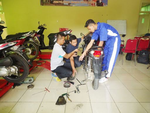 Cobaan Saat Servis Motor di Bengkel Resmi. Ada yang Pernah Ngerasain? 9 Cobaan Saat Servis Motor di Bengkel Resmi. Ada yang Pernah Ngerasain?