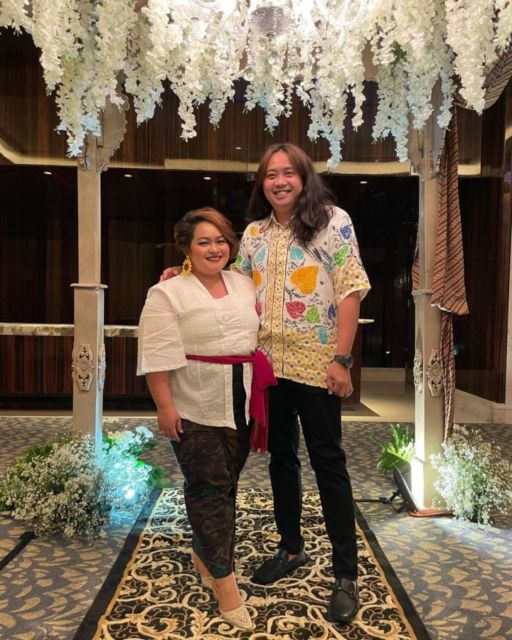 Jodoh adalah Misteri, 8 Artis ini Menikah dengan Seorang Kru TV. Siapa Saja?