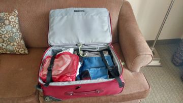 7 Cara Packing Baju di Koper agar Muat Banyak