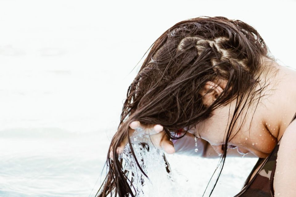 Cara meluruskan rambut dengan bedak bayi