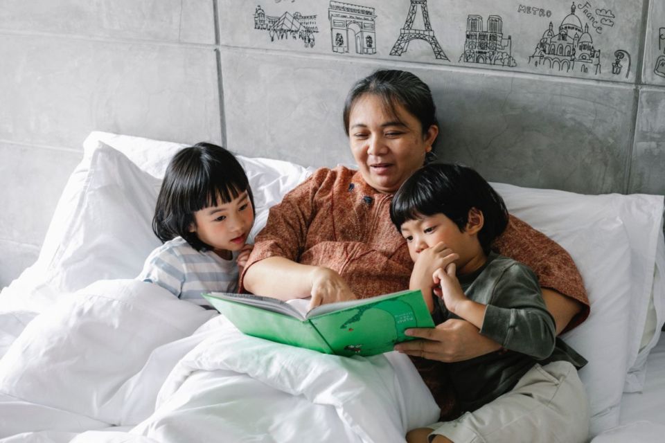 Segudang Manfaat Membacakan Buku ke Anak di Tengah Gempuran Gadget. Coba Deh!