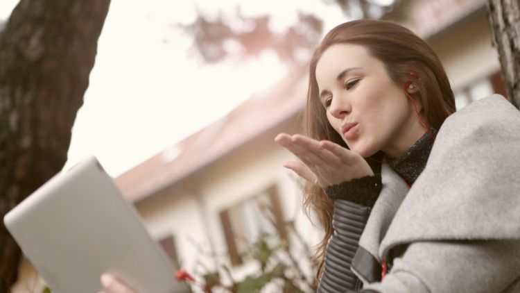 Long Distance Relationship vs Virtual Relationship, Apakah Berbeda?