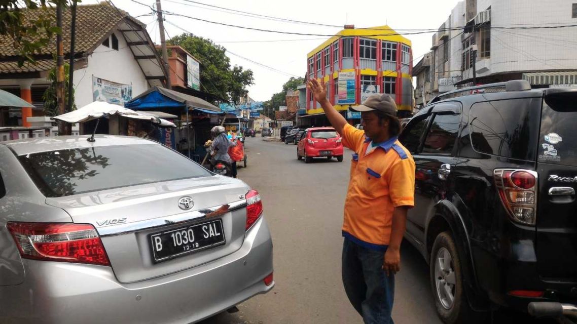 Menebak Alasan Logis Kenapa Tukang Parkir Sering Menghilang, Misterius!