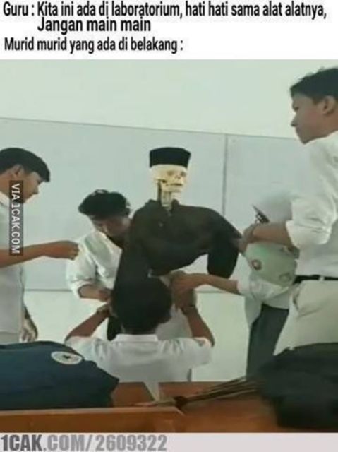 11 Meme Kocak ini Bikin Iri Anak-Anak Sekolah Zaman Sekarang. Kapan Bisa Merasakan Begini, ya? :(